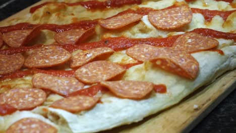 pizza de pepperoni en una tabla de madera