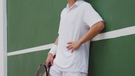 jugador de tenis contra una pared