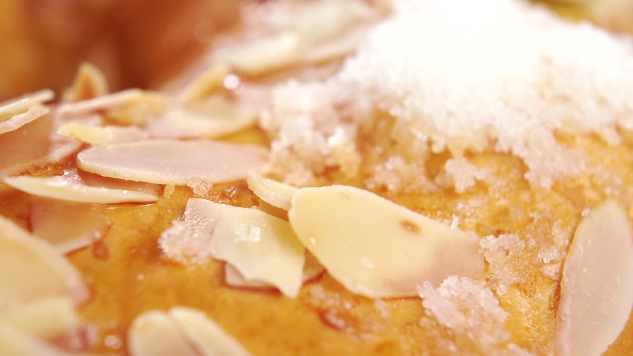 설탕과 견과류와 함께 전통적인 roscon de reyes. 왕의 날. 에피파니 케이크. 스페인 로스카.