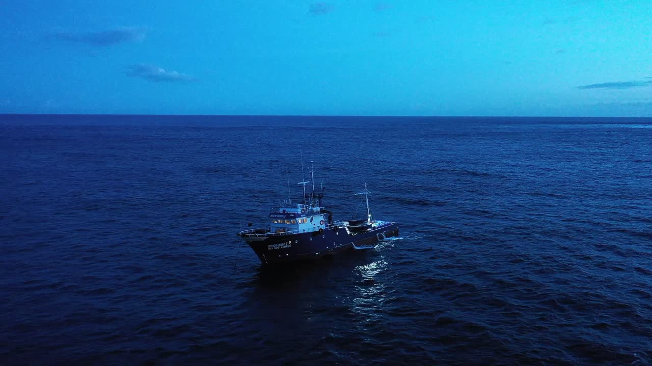 barco pesquero de atún pescando de noche en el océano atlántico, azores