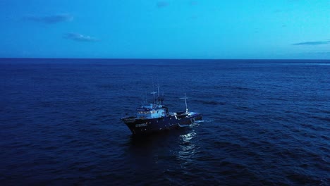 Barco-Pesquero-De-Atún-Pescando-De-Noche-En-El-Océano-Atlántico,-Azores.