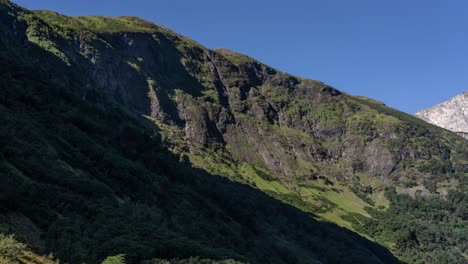 las sombras se arrastran sobre las montañas noruegas.