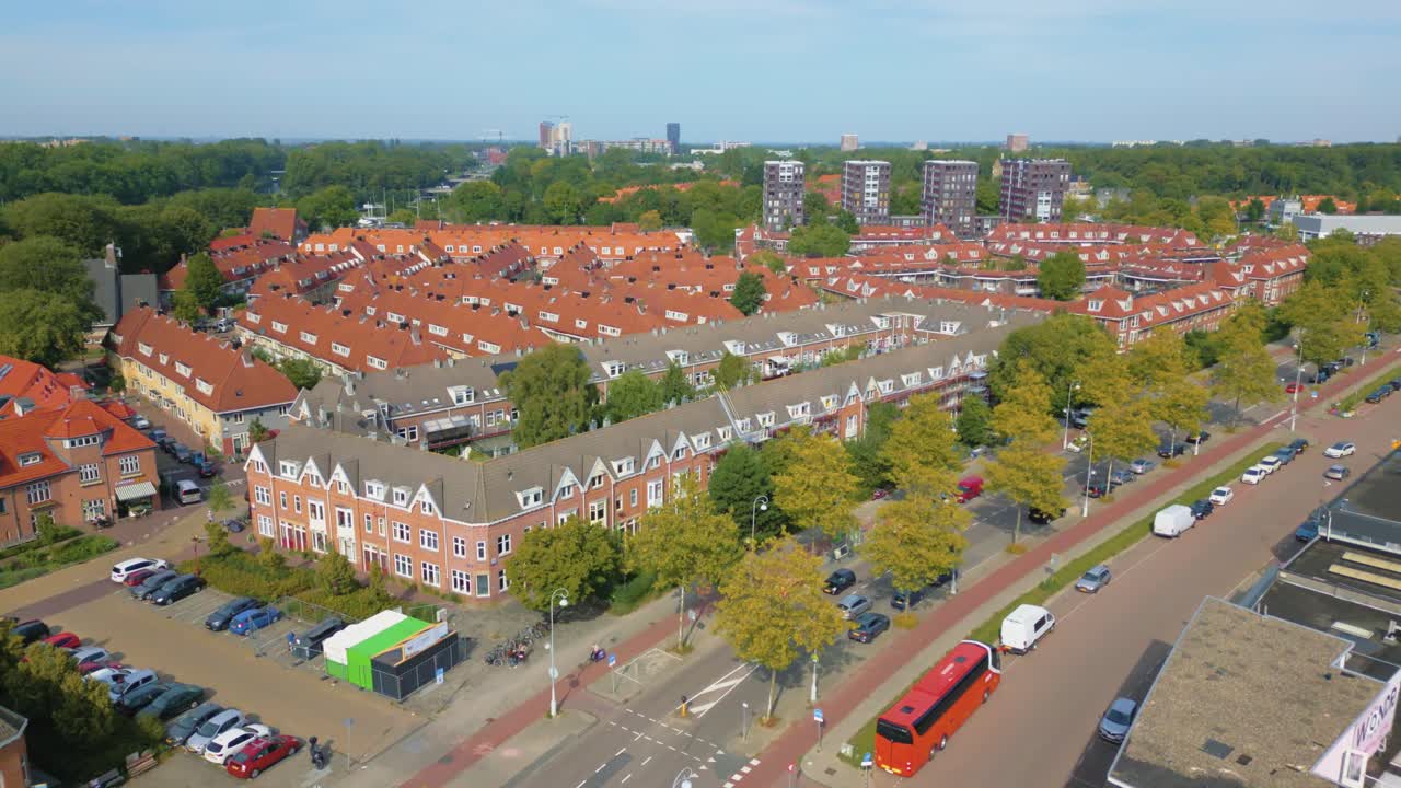 drone hacia adelante sobre vogelbuurt en el fresco barrio gentrificado del norte de ámsterdam