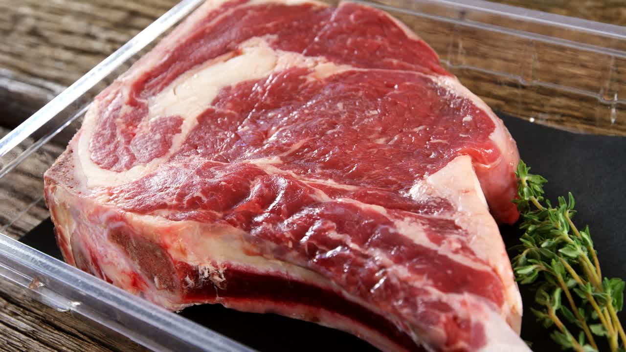 플라스틱 용기 에 넣은 갈비 ⁇  와 허브