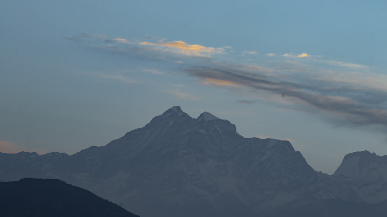 Timelapse dell'alba della catena montuosa Gauri-Shankar vista da Charikot Bazaar, Dolakha, Nepal