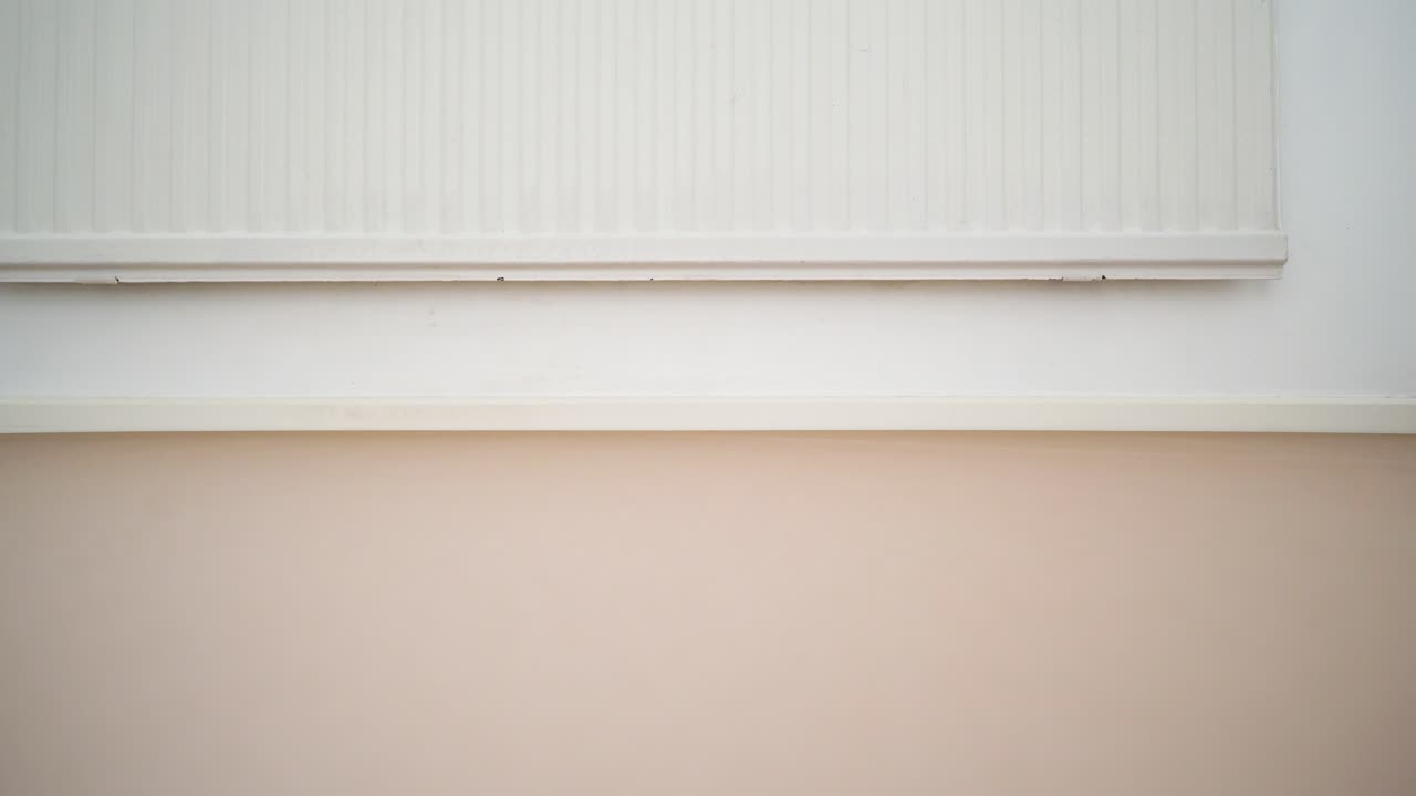 rollo de papel de enmascarar se desenrolla en un piso