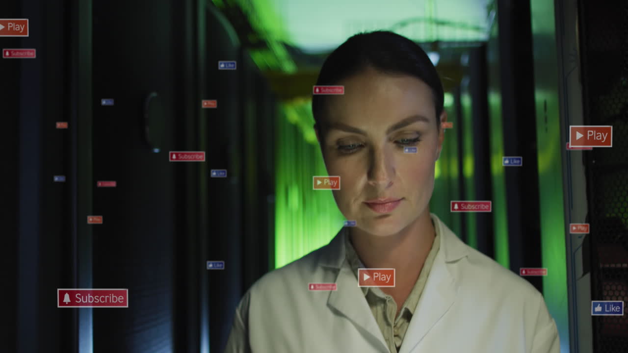 animación de iconos de las redes sociales sobre una ingeniera caucásica pensativa caminando en la sala de servidores.