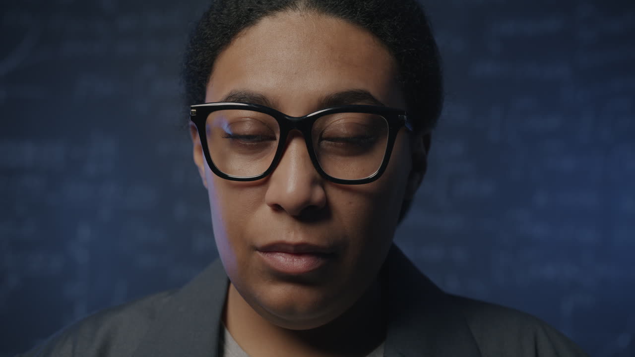 retrato de una mujer con gafas