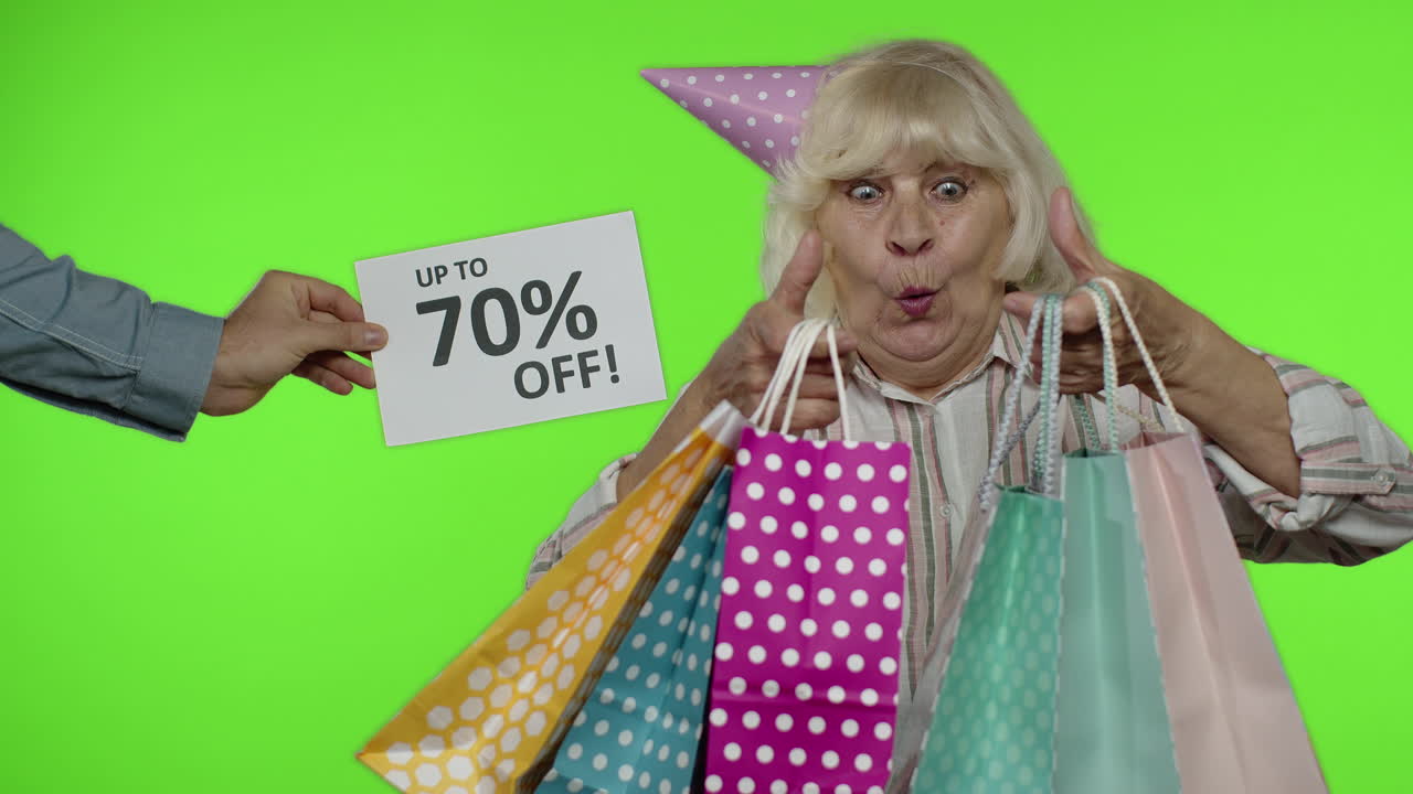 70%까지 할인하는 문구가 할머니 에 나타납니다. 쇼핑 가방과 함께 축하하는 여성