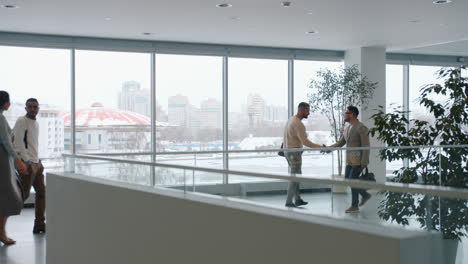 gente de negocios caminando en un edificio de oficinas moderno