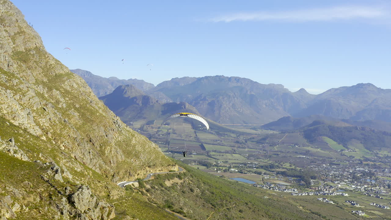 parapente a través del valle