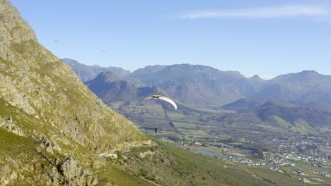 parapente a través del valle