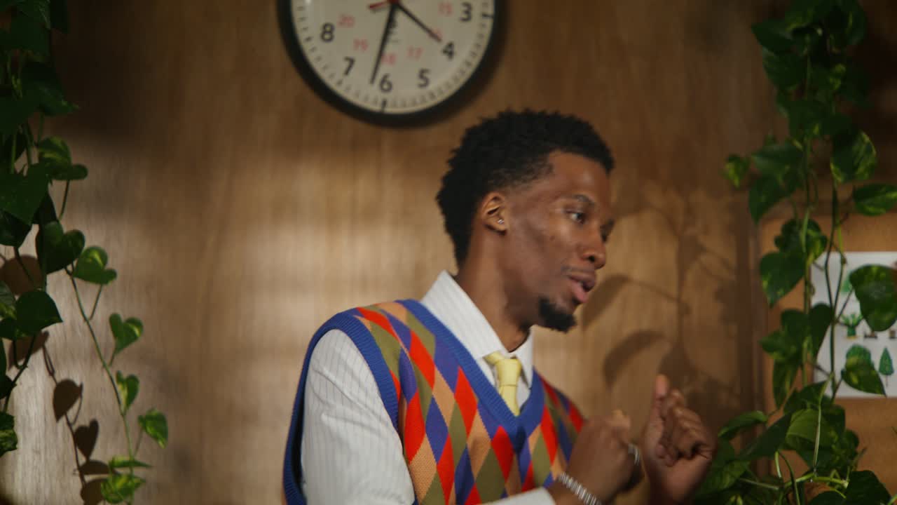 la gente bailando y divirtiéndose.