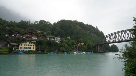 timelapse del lago thun con la ciudad de interlaken en suiza