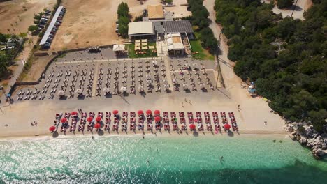 Drohne-Fliegt-Horizontal-über-Den-Strand-Von-Myrtos-In-Griechenland-Mit-Blick-Auf-Das-Meer