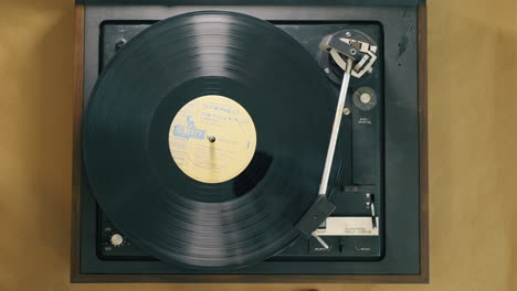 fotografía cenital de un tocadiscos antiguo girando un disco lp