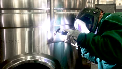 trabajador soldando tanque de acero inoxidable, usando tig, soldador mig, primer plano, plataforma rodante, diapositiva, movimiento