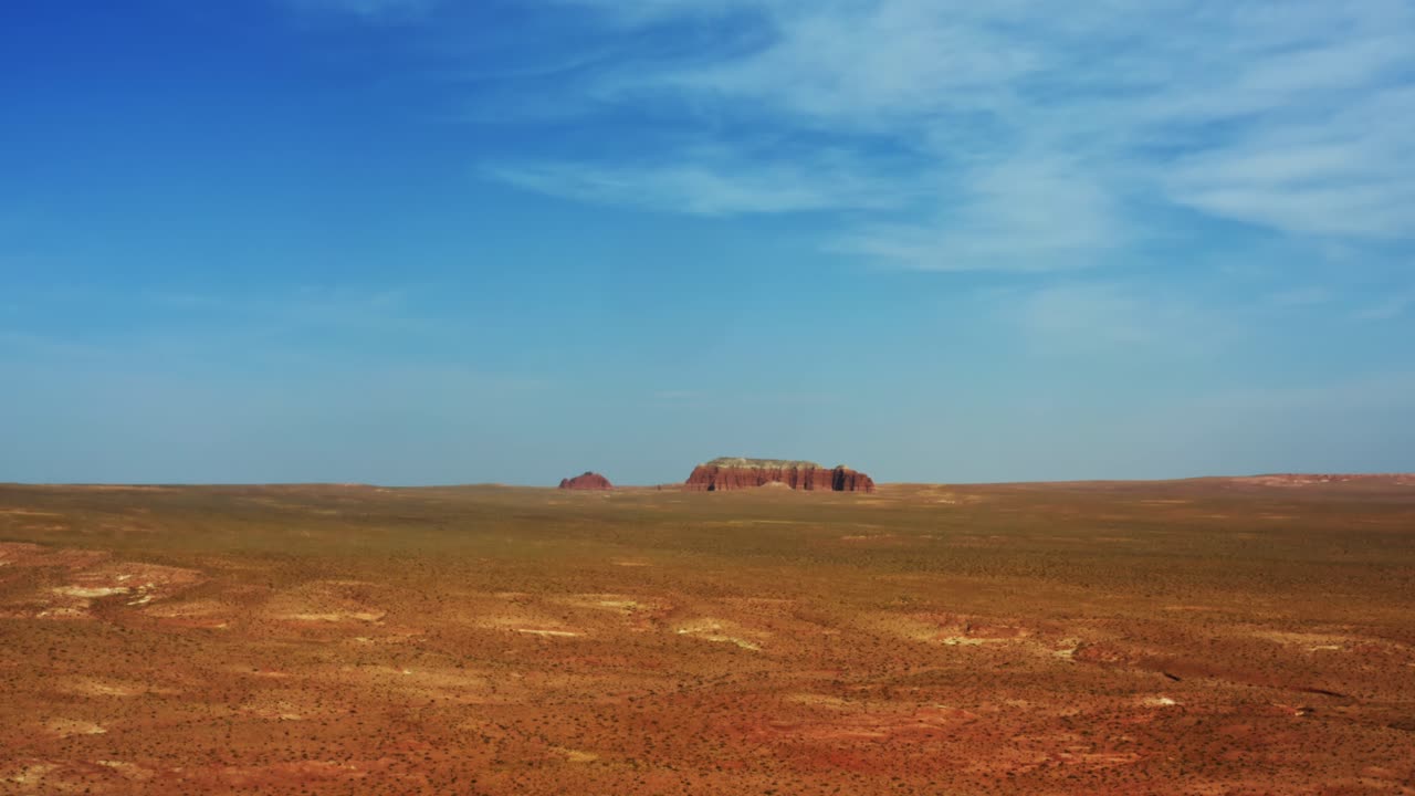 따뜻한 여름날 고블린 계곡 주립공원 근처 유타 사막 한가운데에 고립된 커다란 흰색과 붉은 버트 암석의 멋진 사막 전망