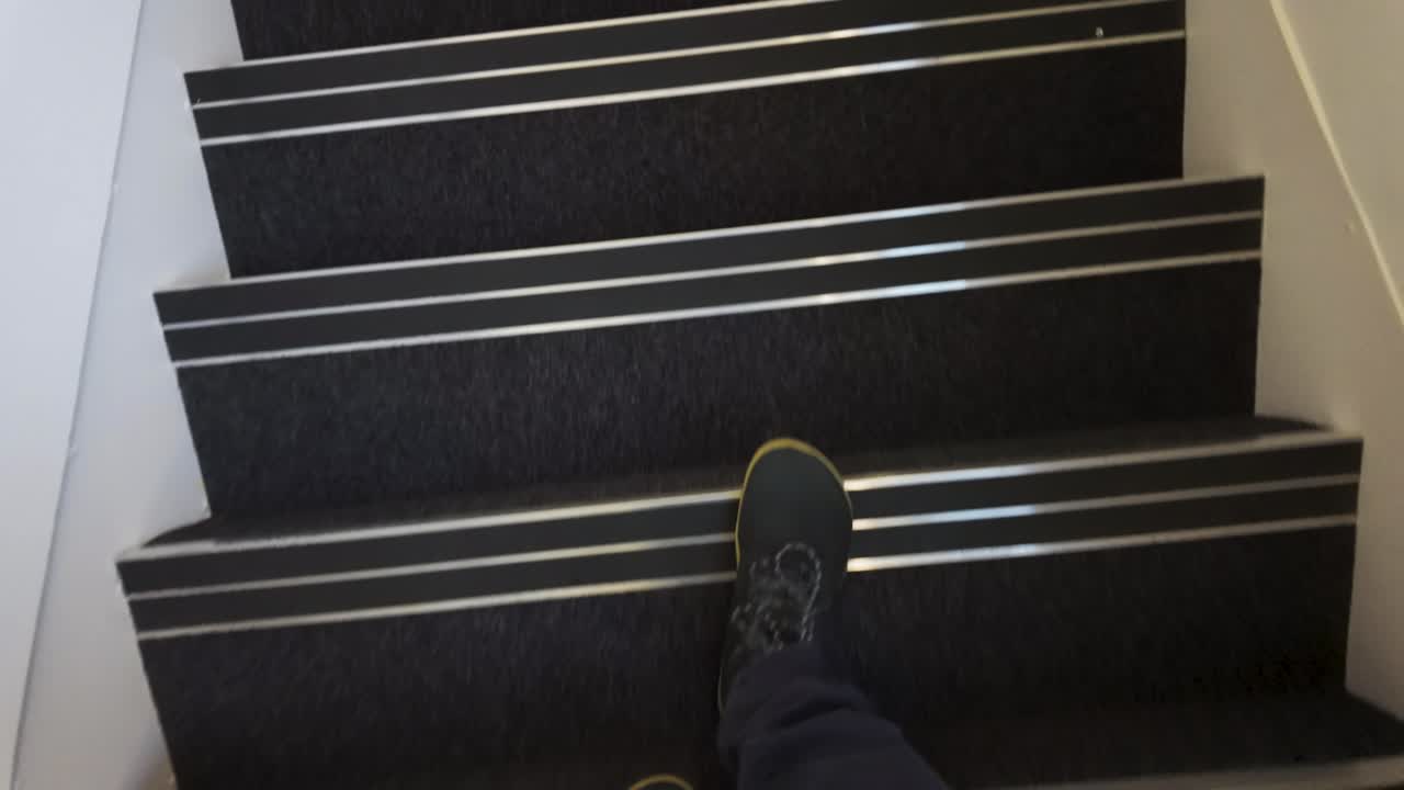 pov mirando hacia abajo a los pies en zapatos azules caminando por las escaleras