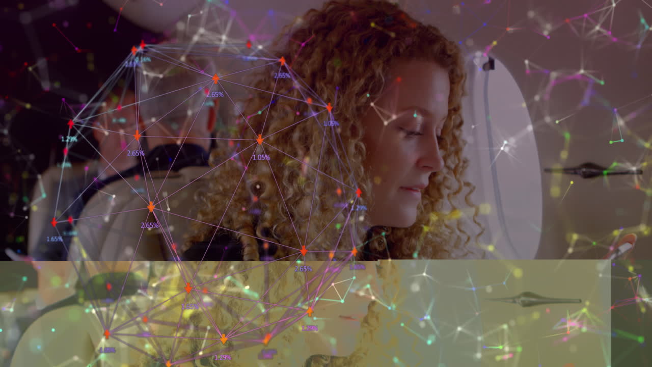 red de conexiones contra la mujer caucásica que usa un teléfono inteligente en un avión