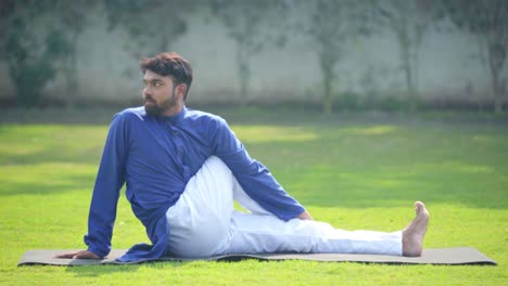 Hombre-Indio-Realizando-Una-Pose-De-Yoga