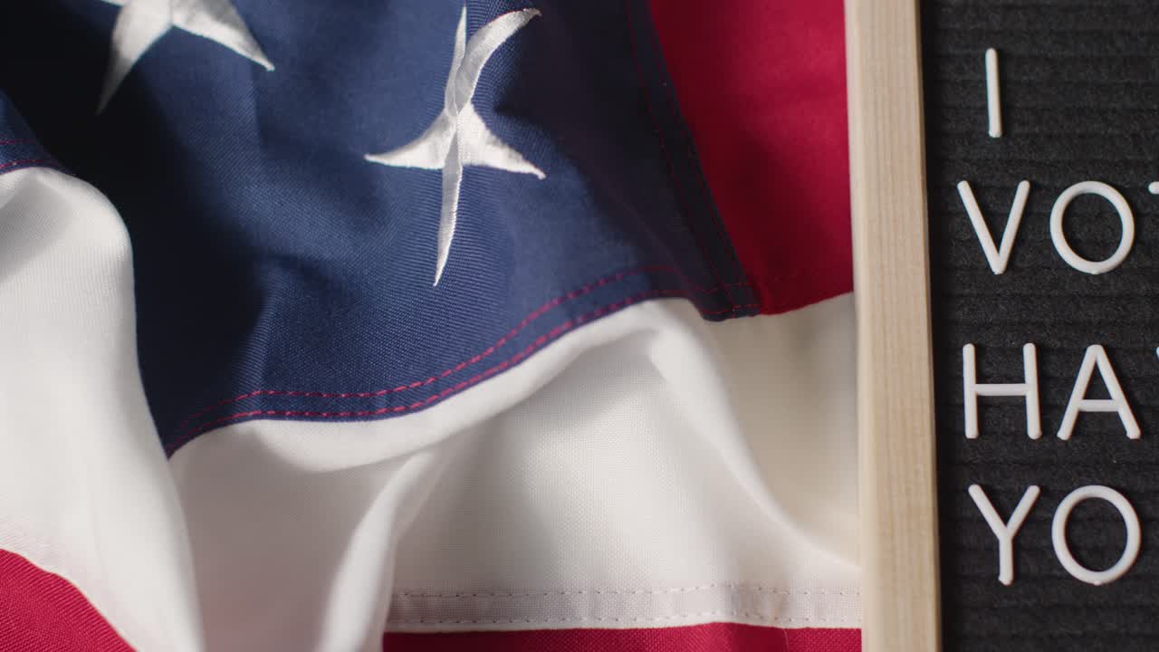 표지판을 자세히 읽고 투표했습니다. 2024년 미국 대선에서 스타 앤 스트라이프  ⁇ 발에 누워있나요?