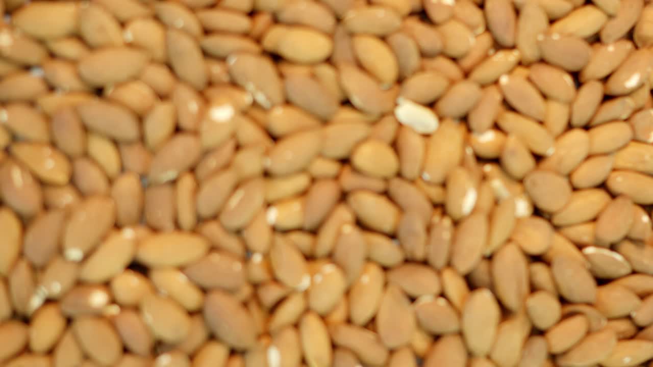 구울 준비가 된 유기농 아몬드로 가득 찬 트레이