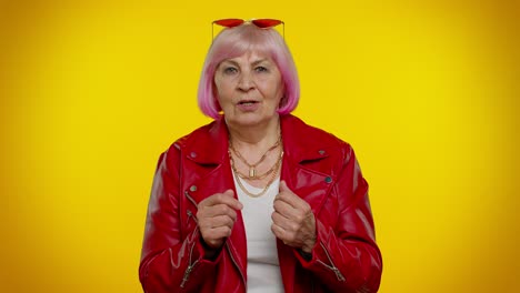 rocker senior anciana desea buena suerte esperando ganar la lotería, gran fortuna, celebrando feliz