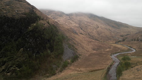 Dron-4k-Sobre-Valles-Montañosos-De-Escocia