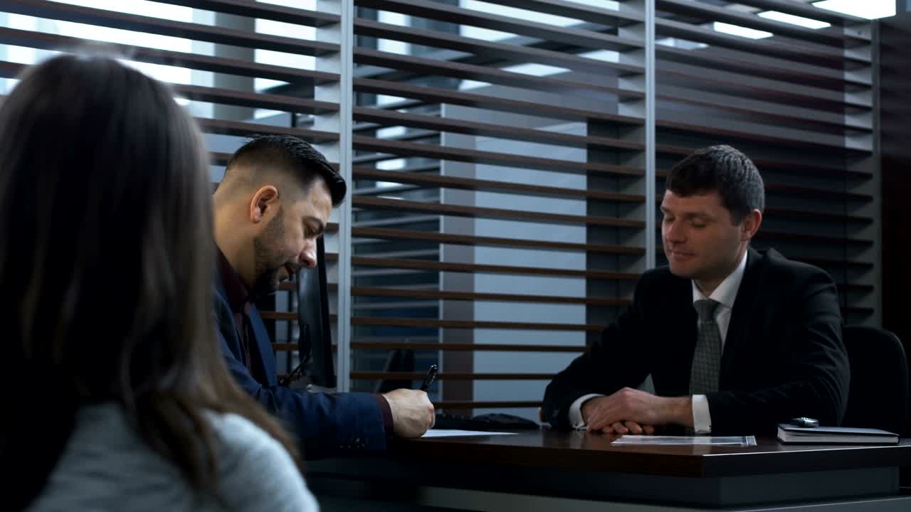 firma exitosa de los papeles de la familia para la compra de automóviles