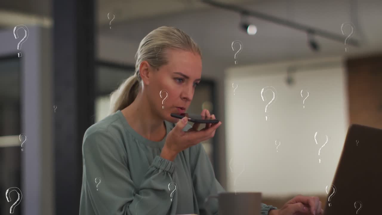 animación de signos de interrogación sobre mujer de negocios caucásica que trabaja en la oficina.