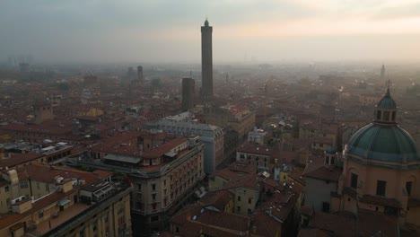 Türme-Von-Bologna,-Italien---Zwei-Schiefe-Türme