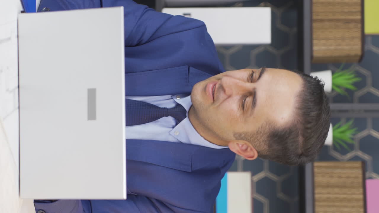 만족한 직원 사업가의 수직 비디오.