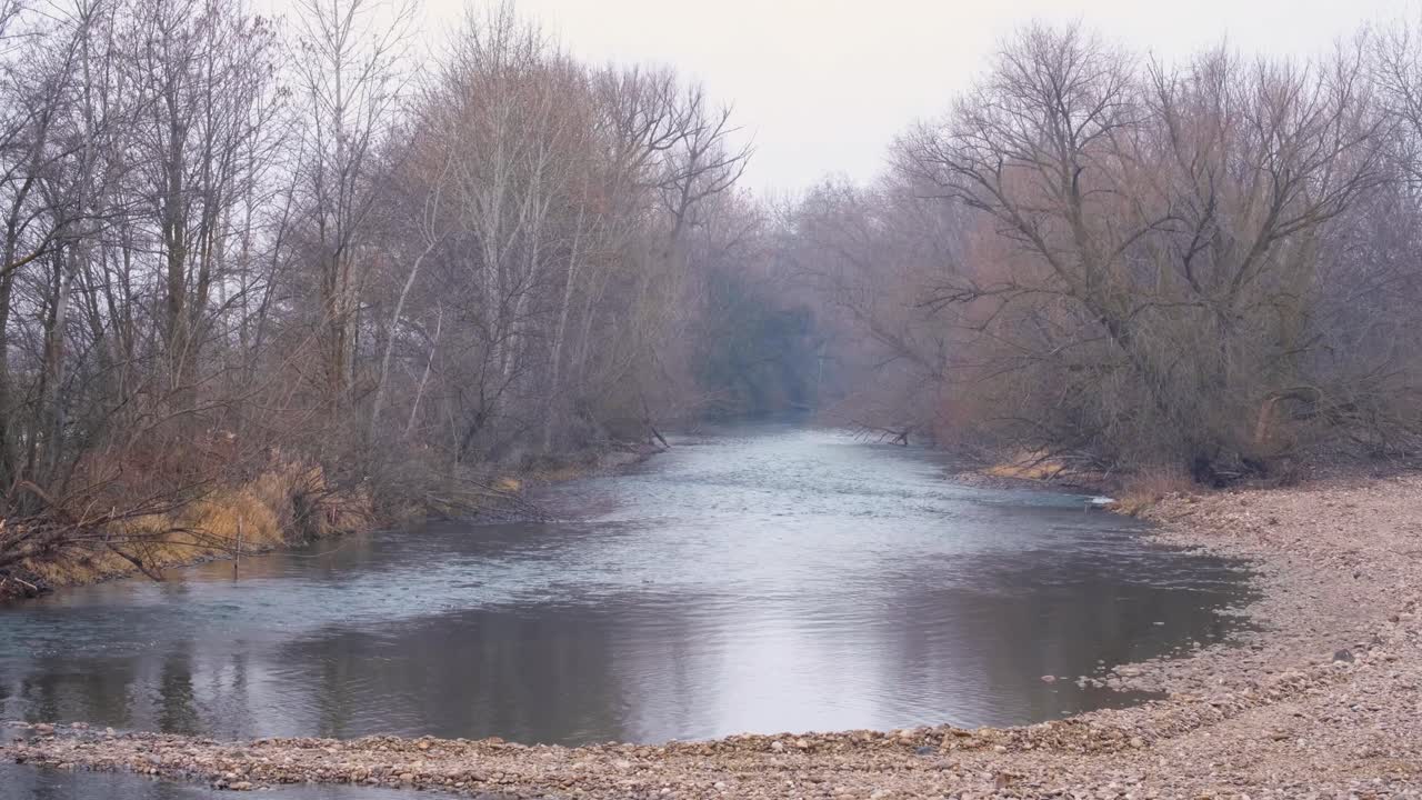 미국 아이다호 주 보이즈에 있는 그린벨트 야외 자연 공원의 고 추운 겨울 가을 시즌 동안 부드럽게 흐르는 보이즈 강