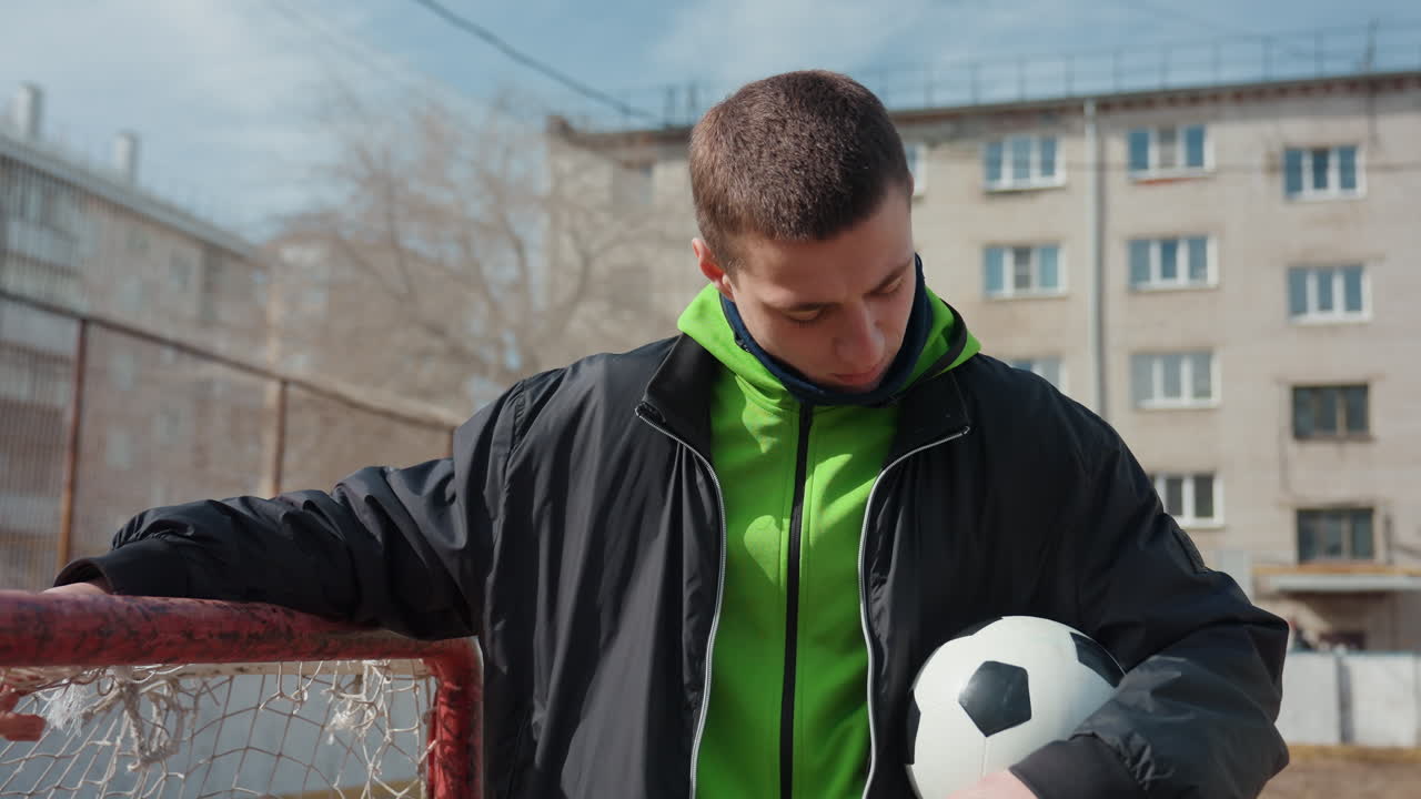 различные описания сцен с молодежью, разные фразы, описывающие молодых людей, несколько различных описаний, подчеркивающих, как молодые люди отдыхают и занимаются делами на открытом воздухе