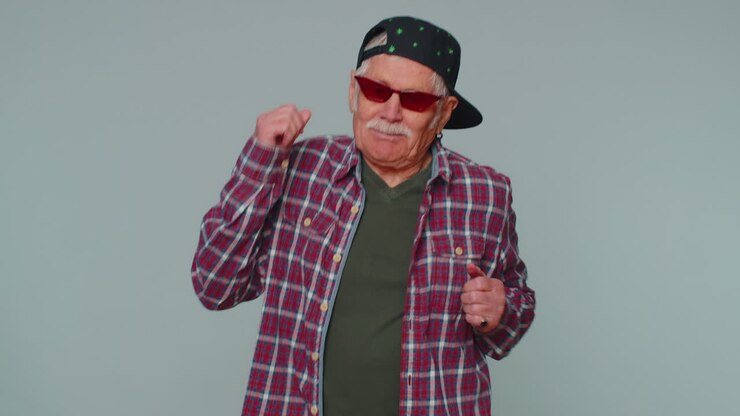 Sjov mand lytter til musik, smiler og danser til diskomusik, bevæger hænderne rytmisk og har det sjovt.