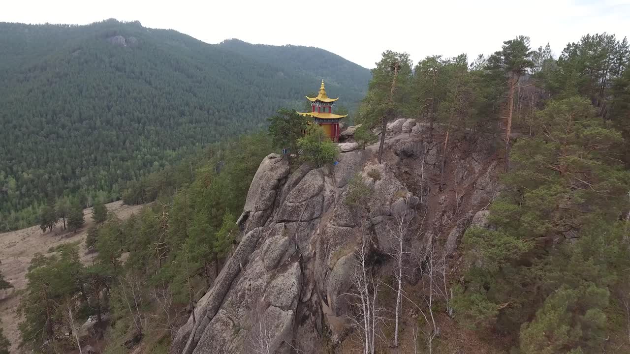 disparo aéreo de un dron volando sobre un templo en las rocas en mongolia