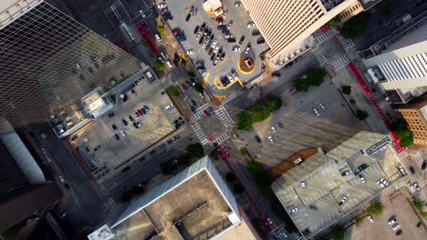 Una-Toma-Aérea-Descendente-De-Una-Intersección-De-4-Vías,-Ubicada-En-El-Centro