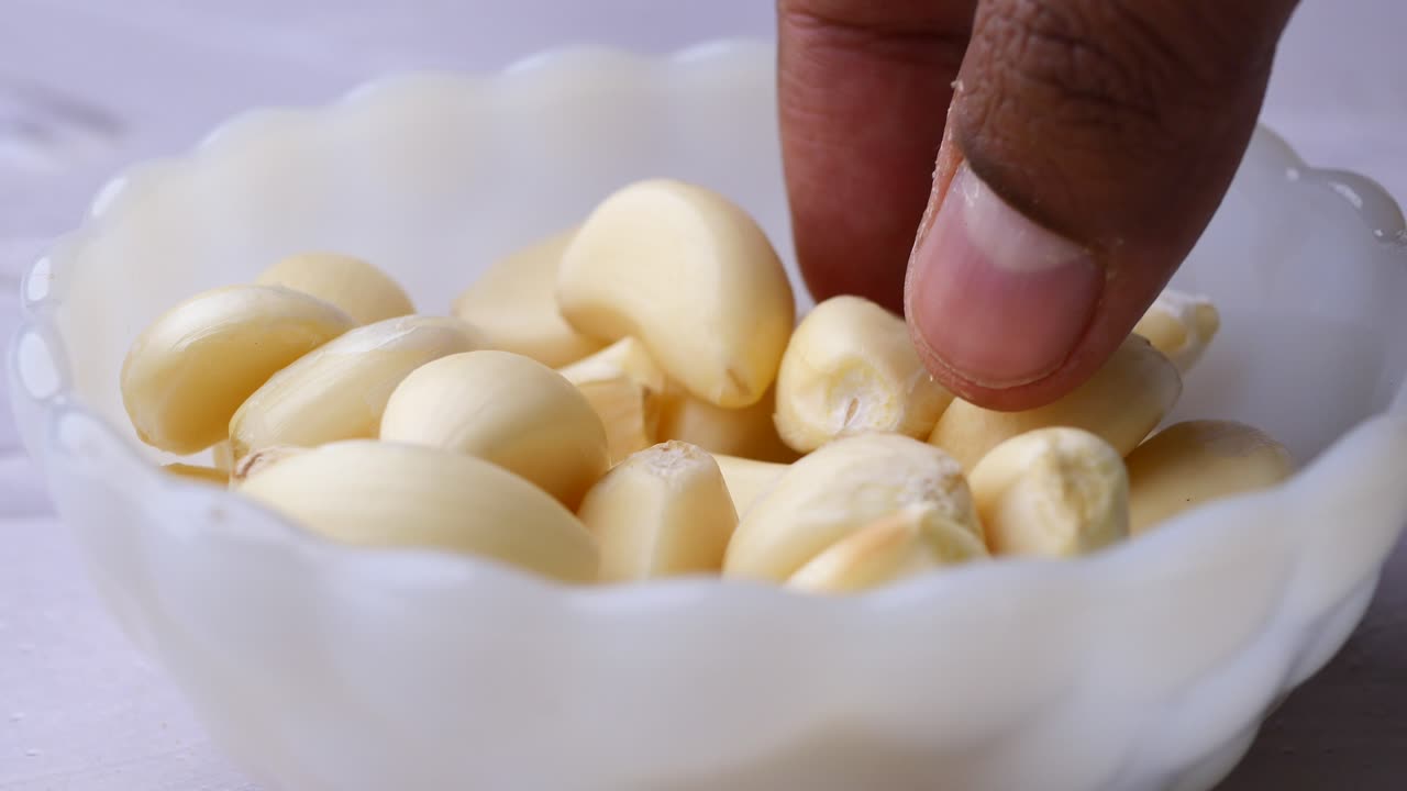 그 에서 마늘 질 을 손 으로 뽑는 것