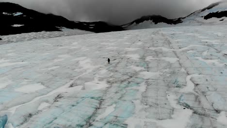 Mann-überquert-Den-Brewster-Gletscher-Auf-Dem-Mount-Brewster-In-Den-Südalpen-Neuseelands