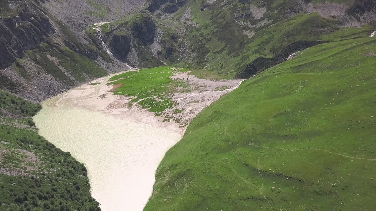 воздушный вид горного озера в долине