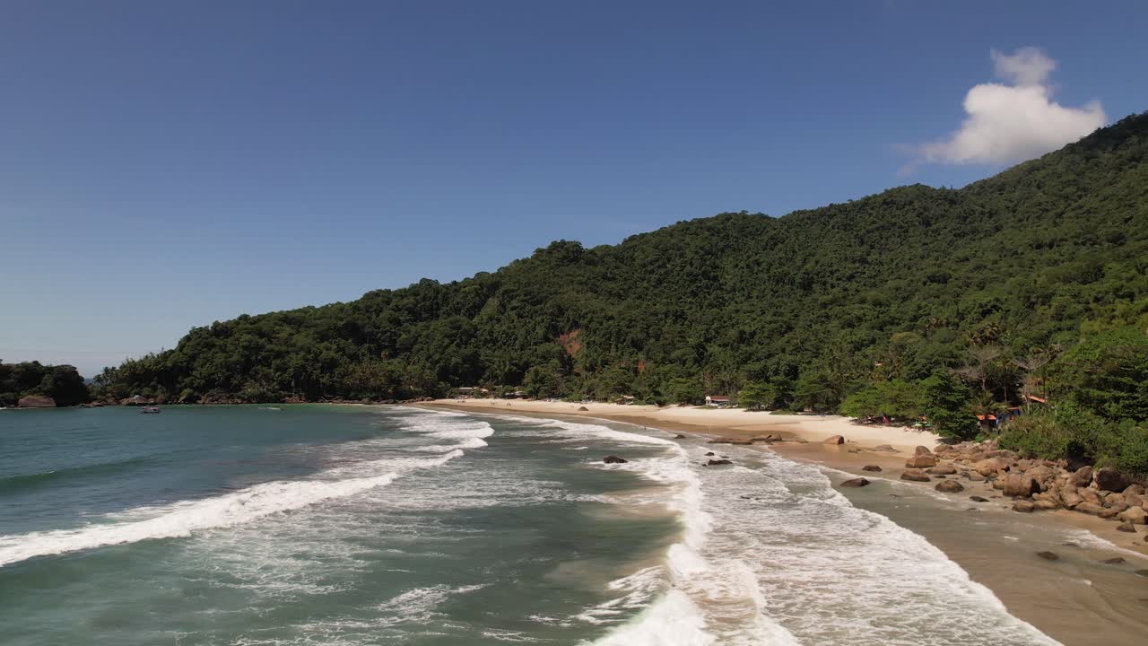 playa desierta en la isla de río de janeiro brasil