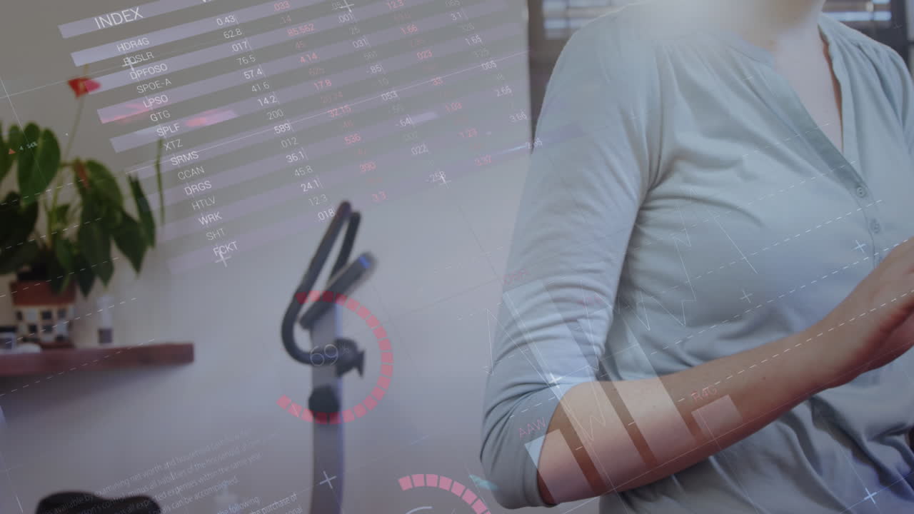 디지털 태블릿에서 스크롤하는 백인 여성에 대한 인포그래픽 인터페이스의 애니메이션