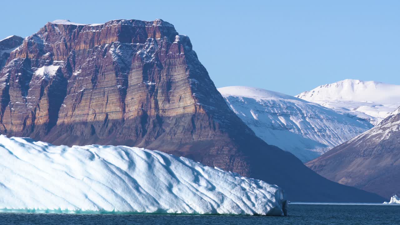 그린란드의 놀라운 풍경, 빙산, 석회암 절벽, 눈 인 산꼭대기, 은 날의 빙하