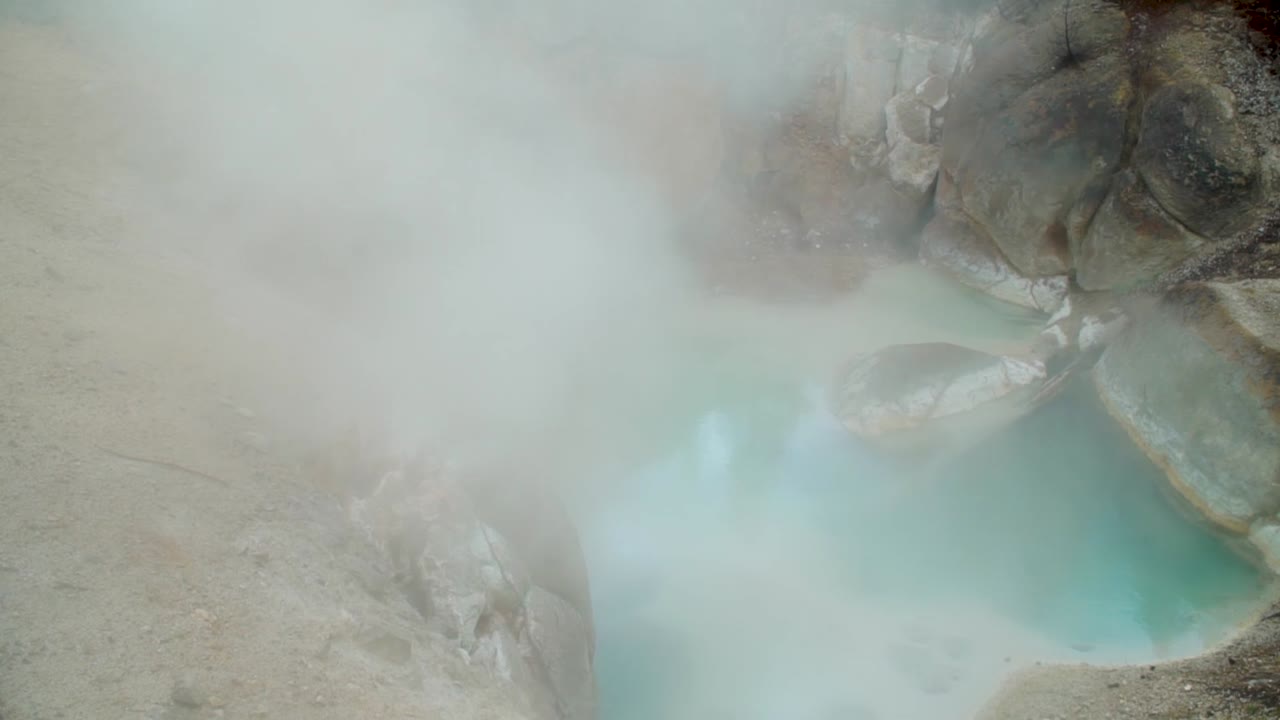 증기가 많은 아쿠아 마린 블루 맑은 화산 블루스