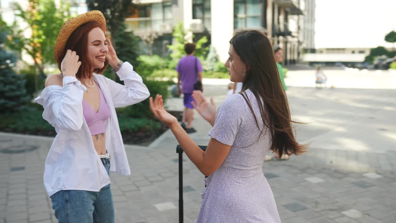 dos mujeres hablando en la calle de la ciudad