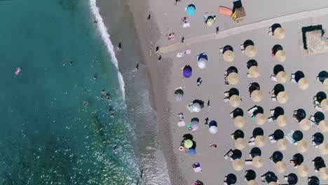 Hermosa-Vista-Desde-Un-Dron-Volando-Sobre-La-Playa-Y-La-Bahía-En-Matala-Creta-Grecia