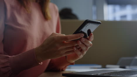 empleado navegando por internet en su teléfono inteligente