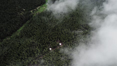 Gebäude-Mitten-Im-Wald.-Bergdrohnenaufnahmen-Mit-Wolken