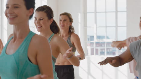grupo de clase de baile de gente sana bailando disfrutando del ejercicio practicando movimientos de coreografía divirtiéndose en el gimnasio
